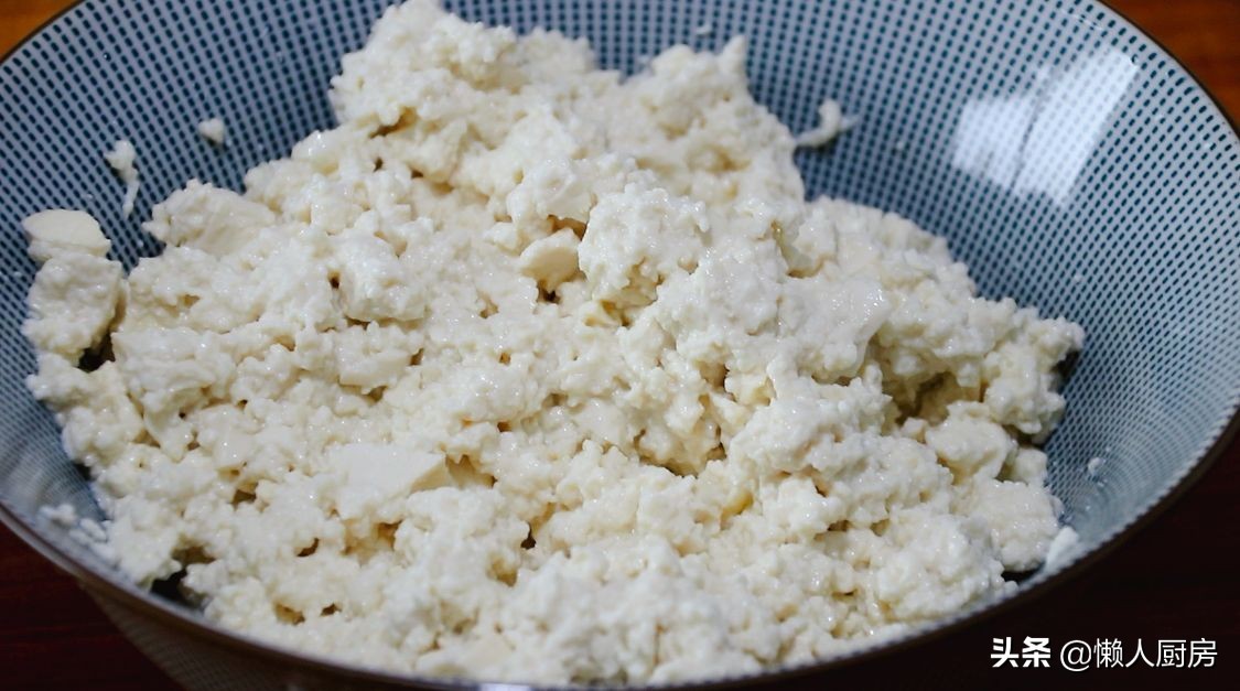 豆腐不用切，擠掉水分，比紅燒的豆腐更好吃，外脆里嫩