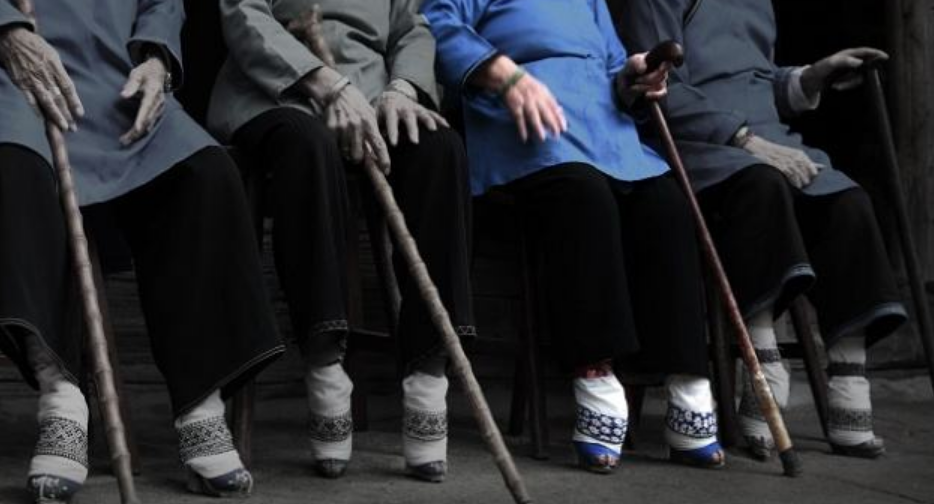 中国最后的小脚老人，三寸金莲只有丈夫见过，如今105几乎不洗脚