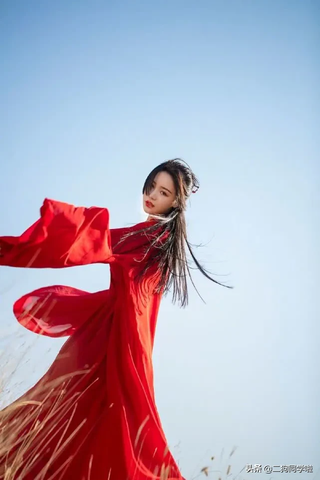 新版周芷若颜值也是超高，气质美艳动人特别是红衣造型也太美