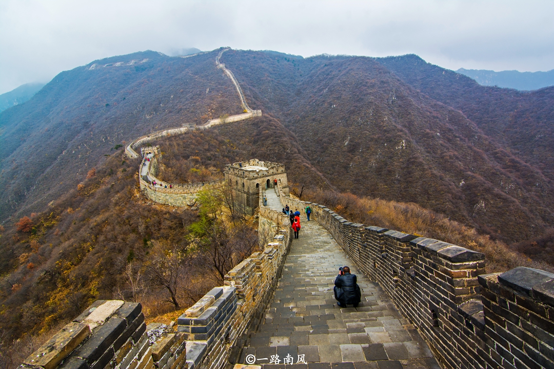 The most beautiful season of the Mutianyu Great Wall in Beijing, the mountains and wilds are dyed with forests, an amazing visual feast