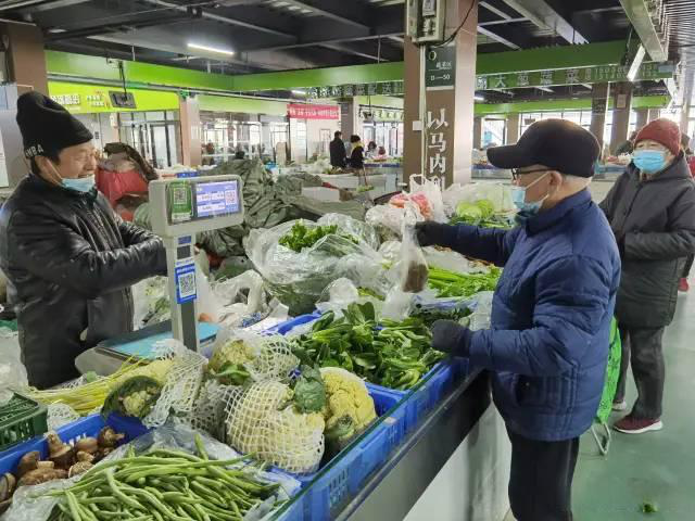 蔬菜疯狂涨价，8元一斤的大葱引发热议，但农民却赚不到钱