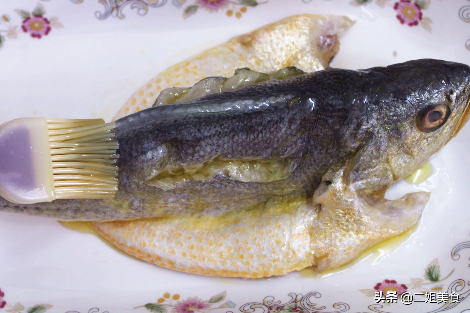 做清蒸魚時，牢記別放鹽和料酒，教您3個技巧，魚肉不腥也不柴