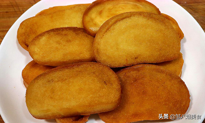 炸馒头片，不要裹蛋液，巧用一个料，馒头片更酥脆，吃着不油腻