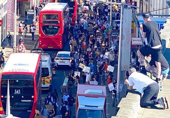 骚乱升级，宛如“战场”！特朗普的美国梦终究