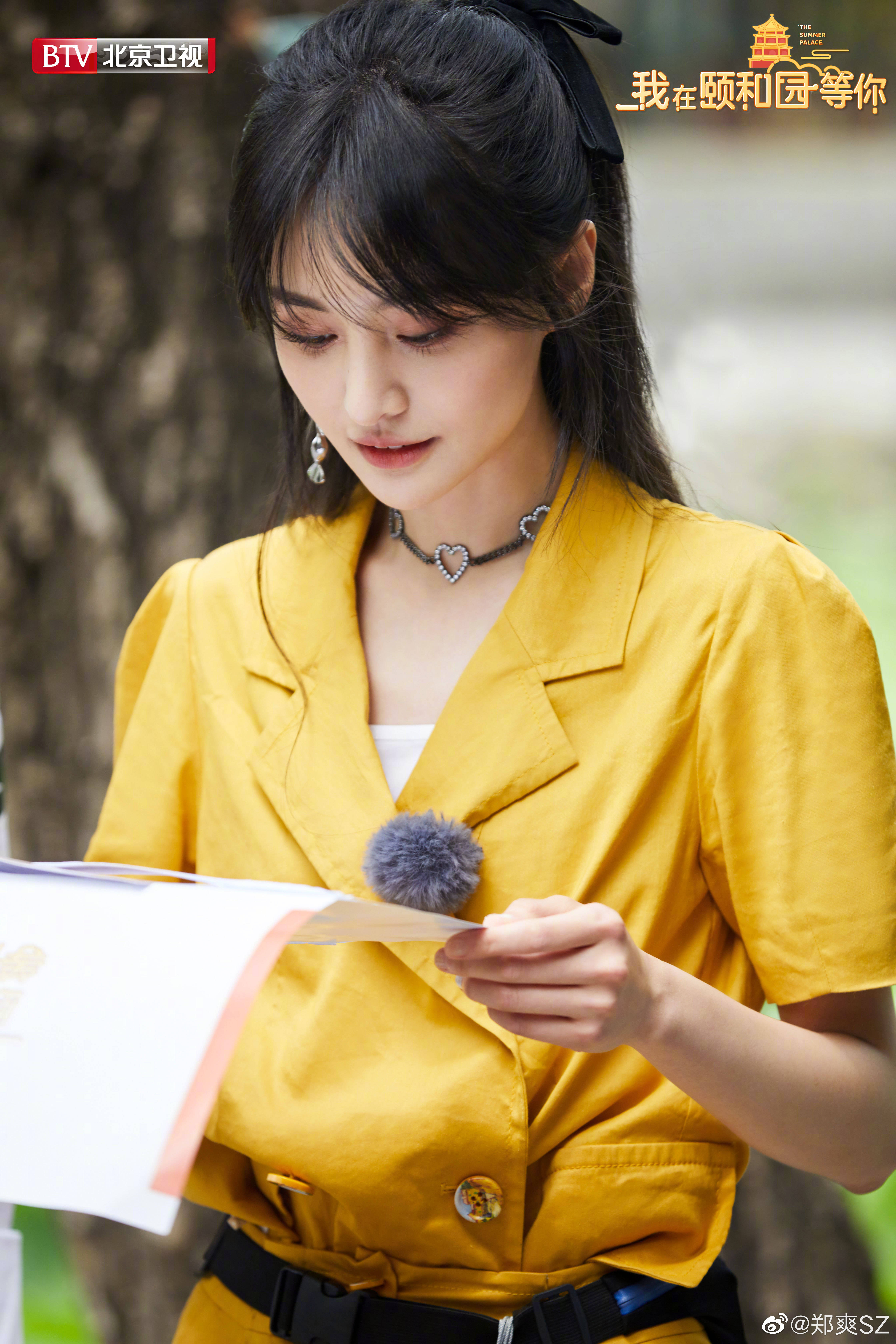 郑爽认错杨超越，被提醒后9个字救场，小爽也太机智了吧