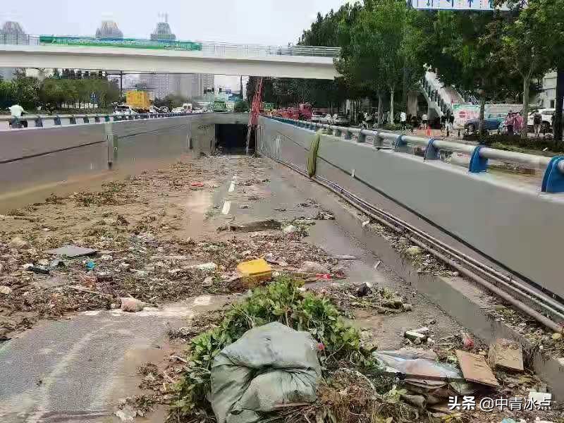 暴雨下的郑州京广北路隧道：大水几分钟淹没车子，隧道内发现遇难者-第3张图片-大千世界