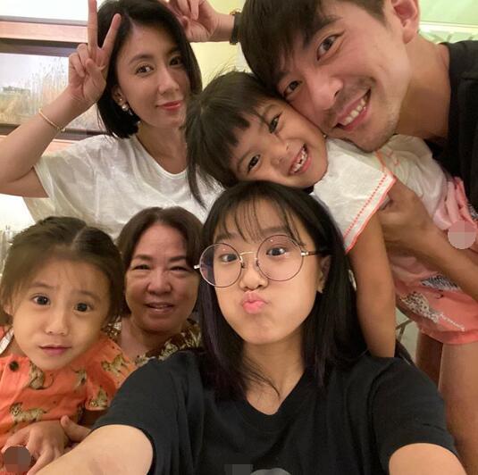 修杰楷带梧桐妹等咘咘和波妞下课，下雨天父女俩搞怪同框超有爱