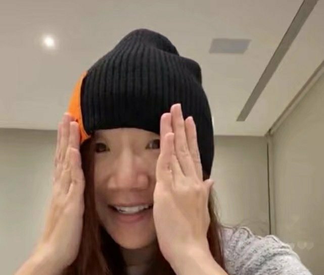 51岁陶晶莹近照撞脸成龙，素颜直播鼻子大，结婚