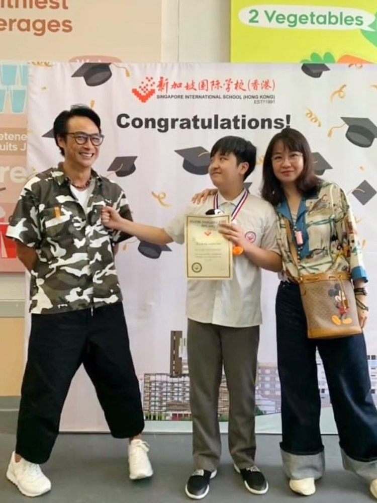 吴镇宇儿子颜值长在意料外，明显发胖伙食得多好？还好有身高撑着