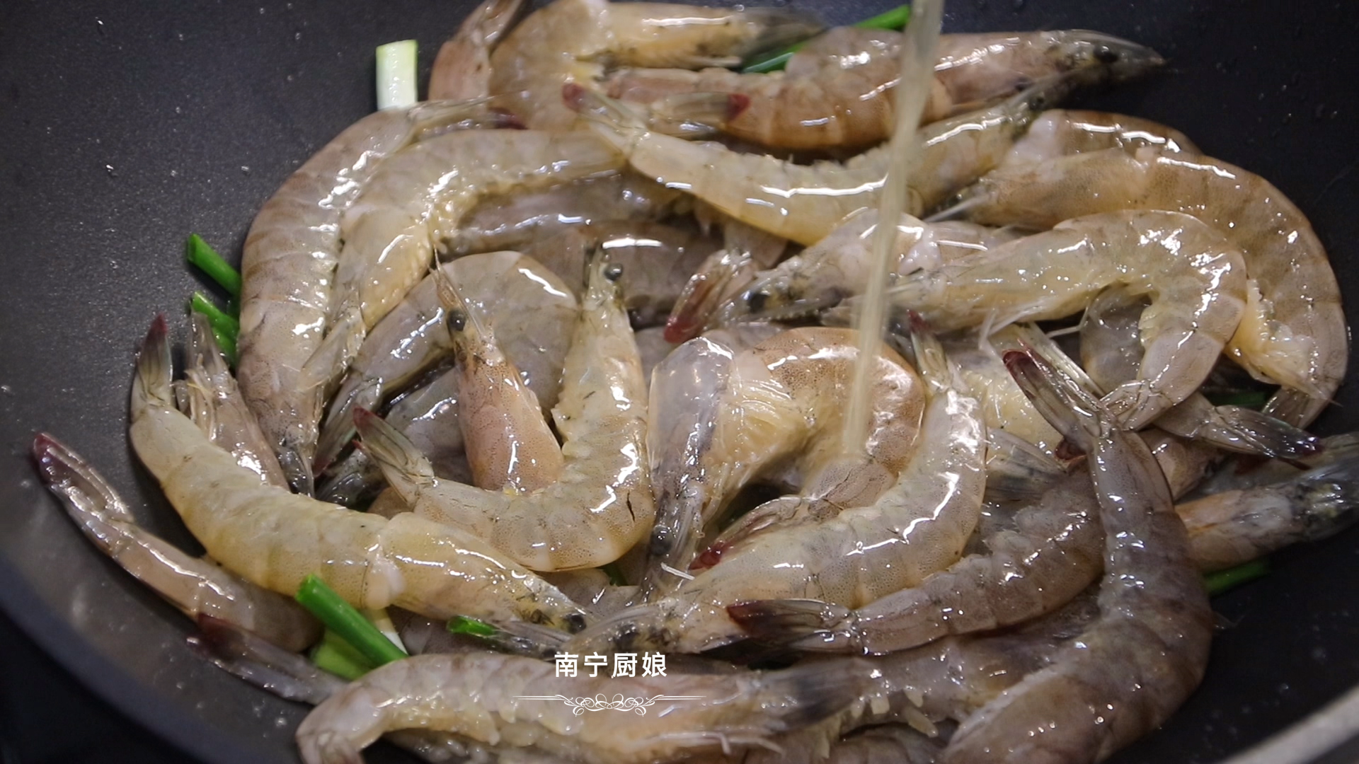 白灼大虾用清水煮就错了，老渔民教我一招，不放一滴水，鲜嫩弹牙