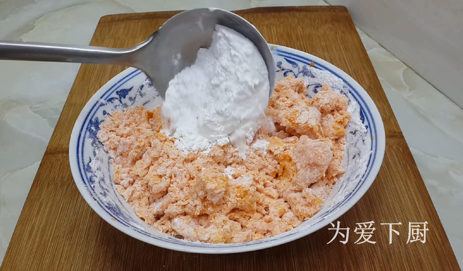 红薯这样做才好吃，加半碗糯米粉，个个焦脆又香甜，真的太香了