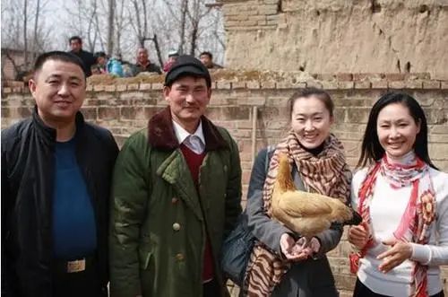 唱《纤夫的爱》的于文华，曾捧红大衣哥朱之文，如今转身当网红