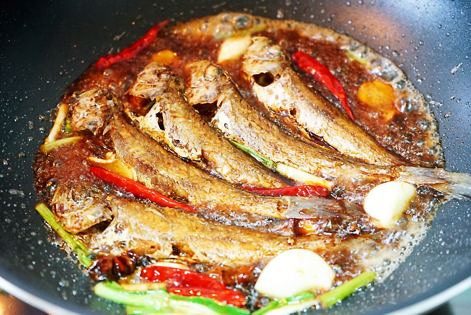 Small yellow croaker stewed with tofu, this way of eating fish bones are crispy, and there is no leftover in the soup after bibimbap, so children can eat it without worry
