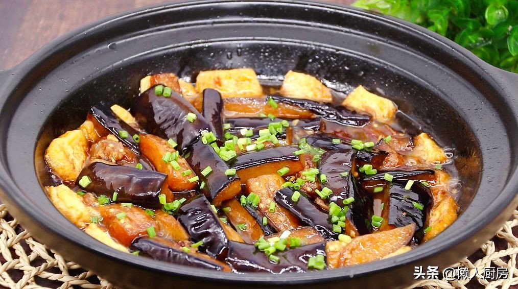 茄子和豆腐放在一起煮，會碰撞出什麼美味，天涼了就愛吃砂鍋菜