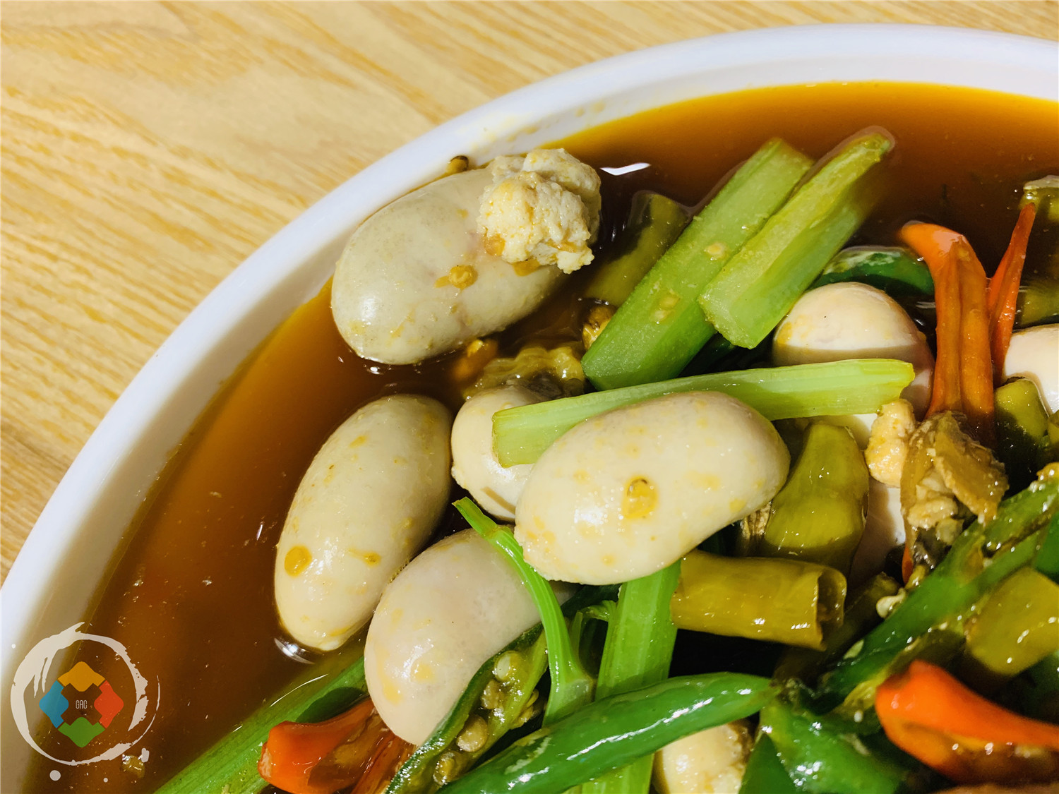 为什么重庆人要在大排档养生？一边吃着小龙虾生蚝，一边喝着热粥