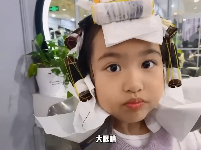 包貝爾女兒“開掛式”長大，5歲燙了一頭羊毛卷，精緻似洋娃娃