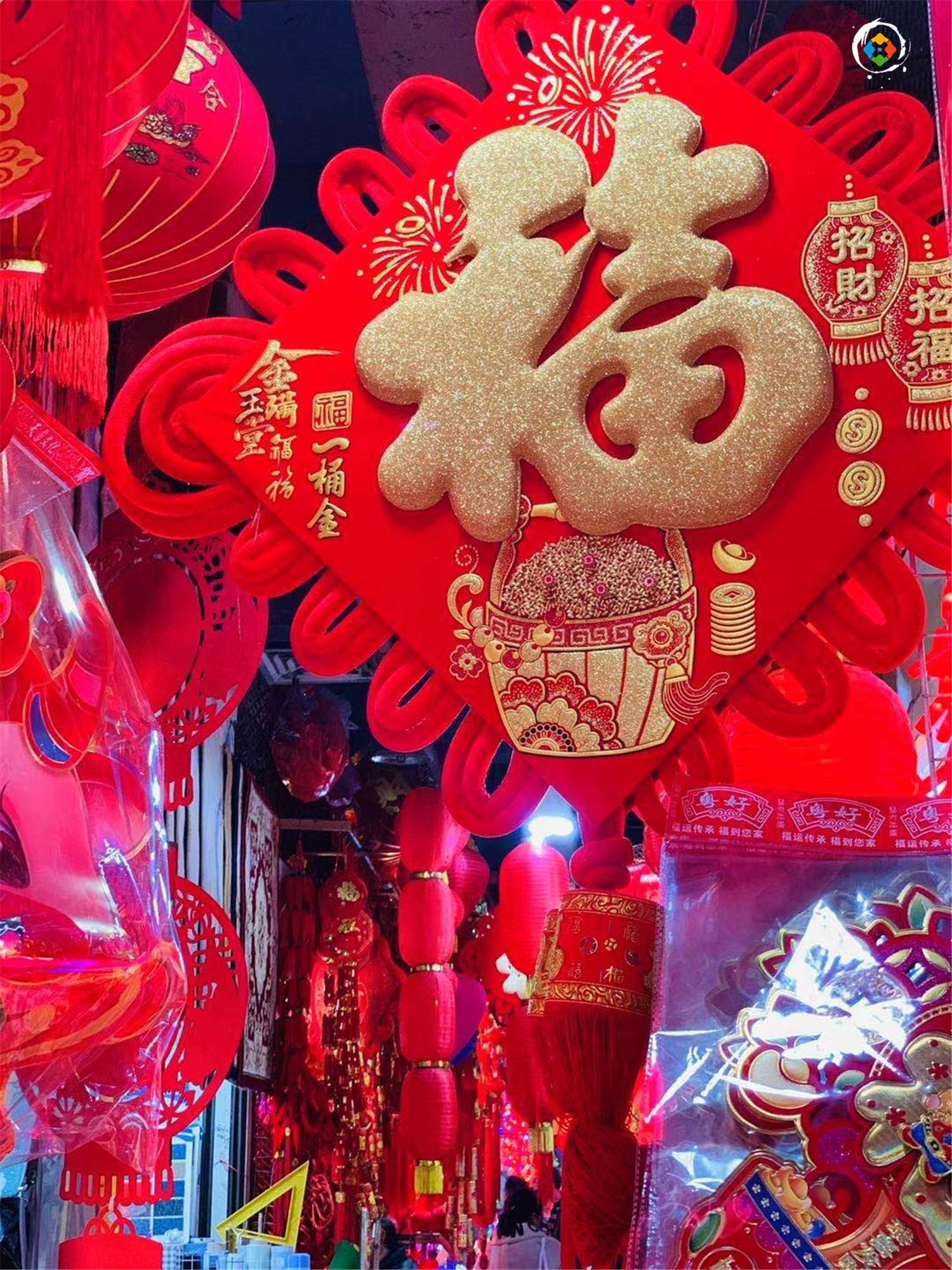 重庆主城没有年味儿？大红灯笼挂满天，朝天门批发市场热闹极了