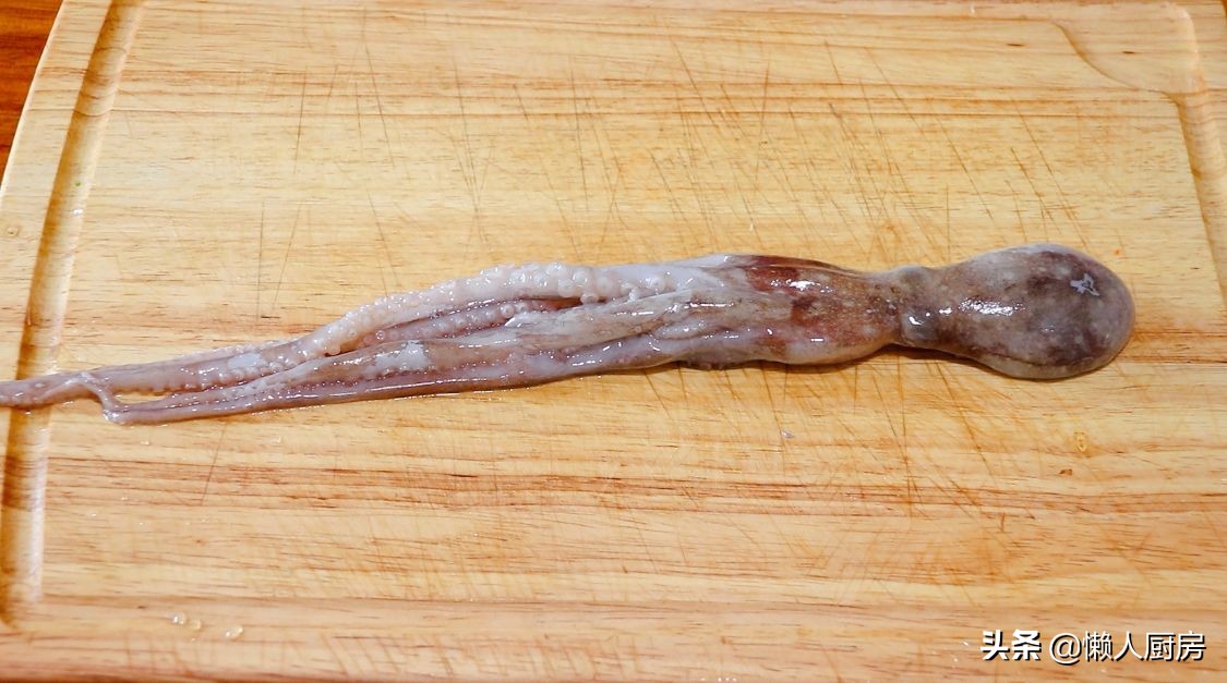 這是爆炒八爪魚的做法，水沸焯水就錯了，教你一招，吃起來不老
