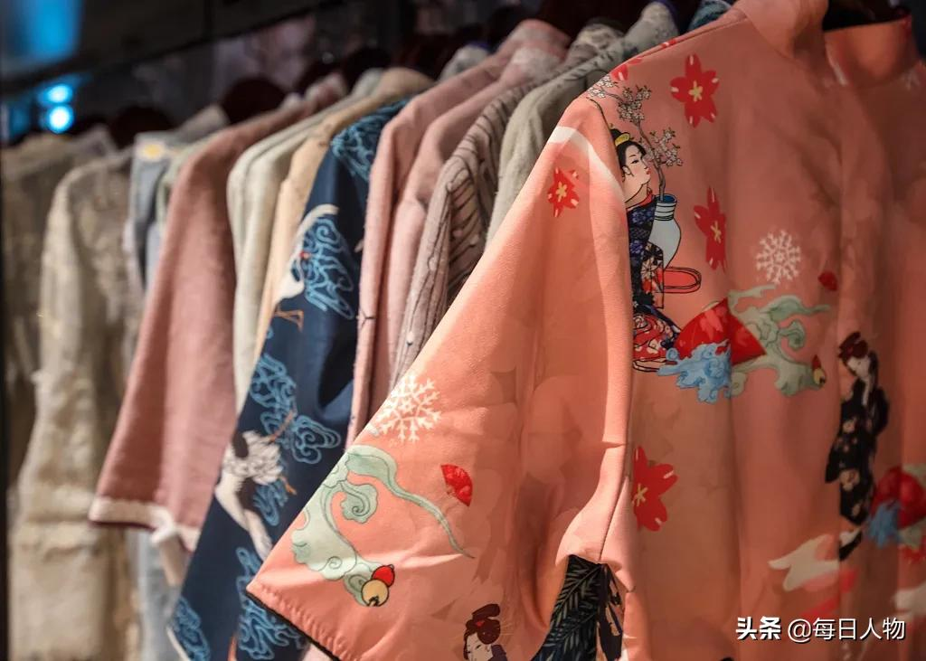 左手棺材远销日本,右手汉服红遍网络,曹县爆火是偶然还是必然?