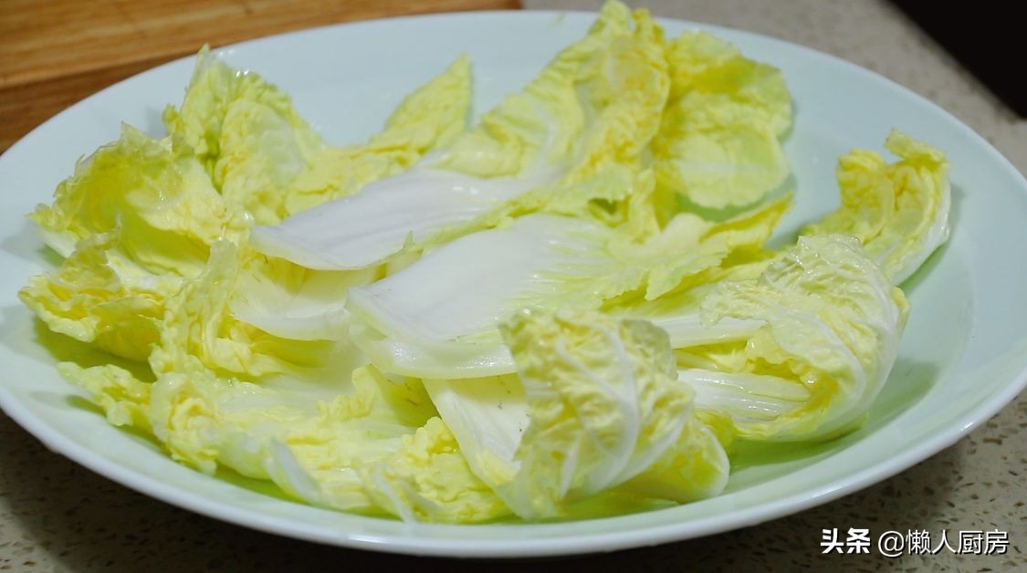 不需要添加任何調味品，醃製臘雞腿，配上娃娃菜和豆腐皮蒸著吃