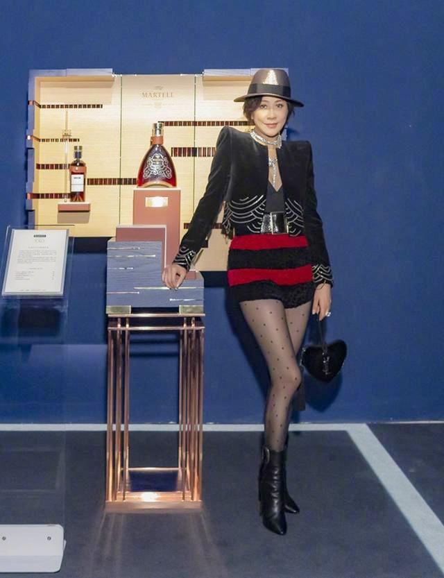 50多岁刘嘉玲成丝袜精，穿黑西装配黑丝袜，气质