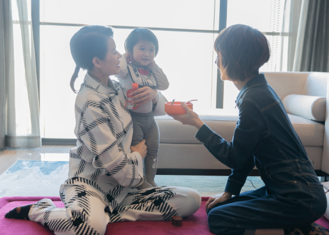 三胎孕媽胡杏兒帶兒子工作，穿著寬鬆巧遮孕肚，單手抱娃臂力足