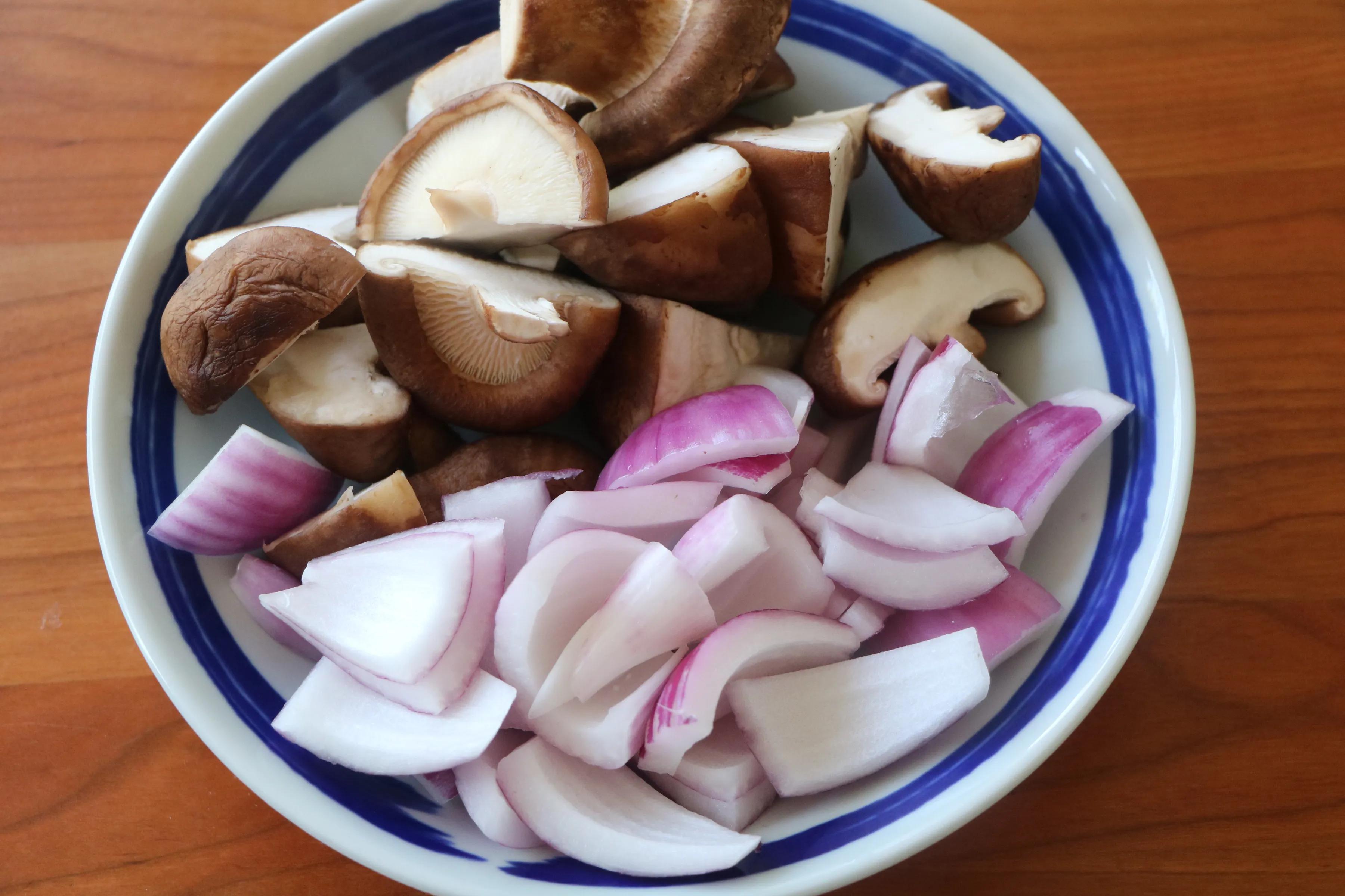 夏天没食欲，赶紧试试这道菜，汤汁鲜美，有菜有肉，味道好极了