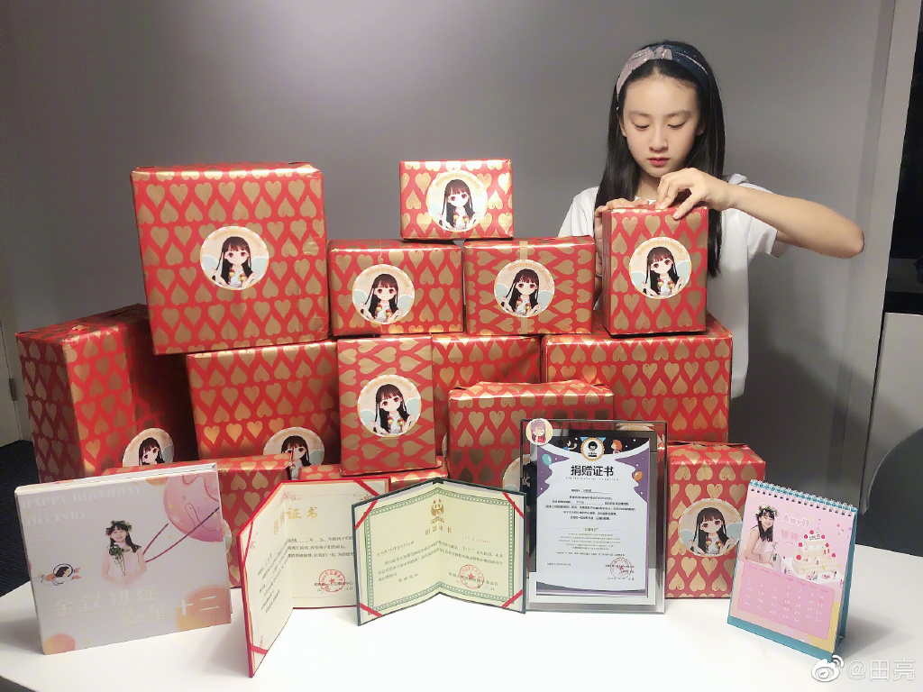 田亮指导女儿跳高，12岁森碟身高赶超爸爸，腿部肌肉线条抢眼