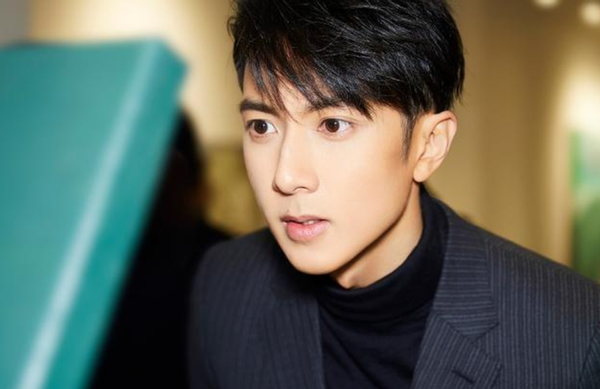 Contrast miserable intense! Wu Zun basks in classmate party to illuminate, fair and clear be good at large is shown handsome, 