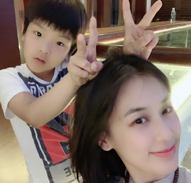 黃聖依曬大兒子近照，安迪裝備齊全變小小賽車手，造型炫酷超帥氣