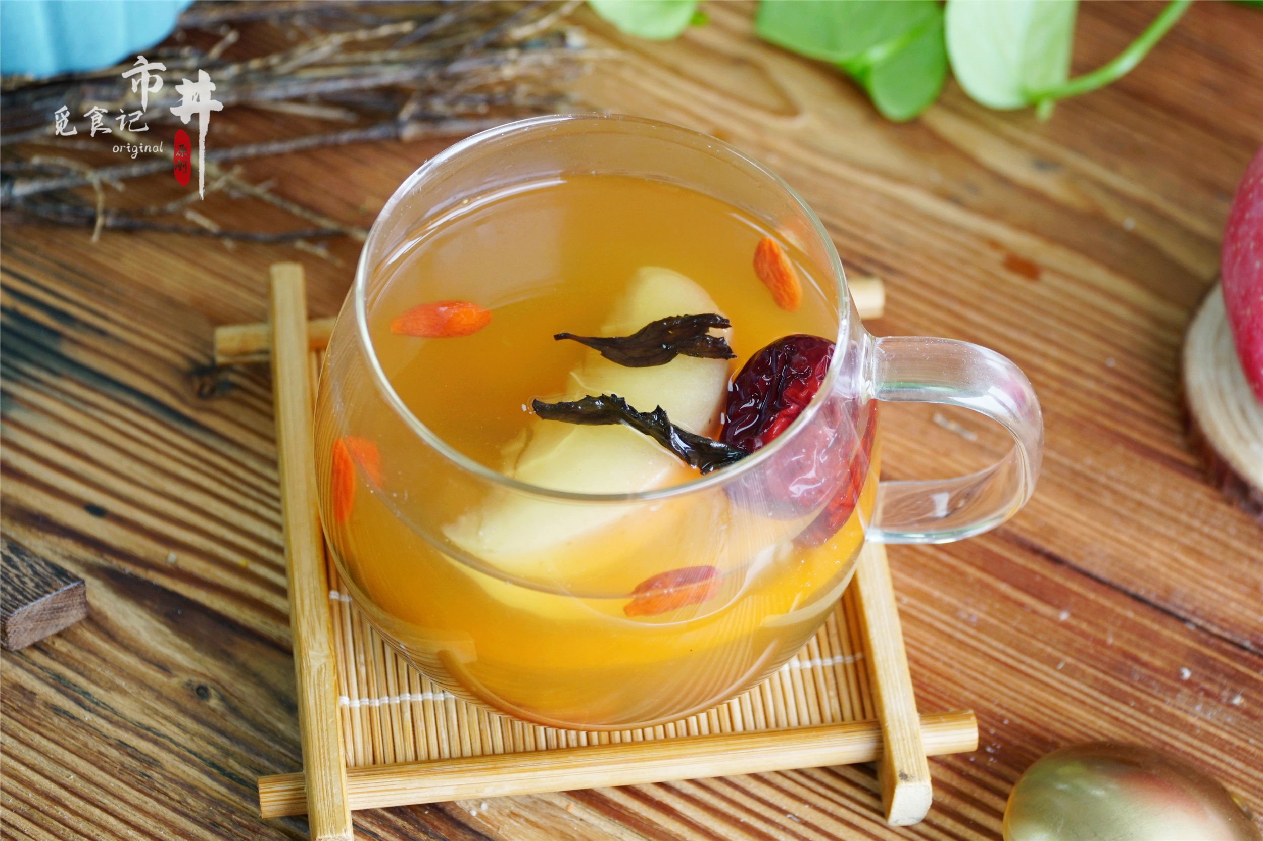 春天，常用蘋果和茶葉一起煮，堅持飯後喝一杯，中老年人更需要