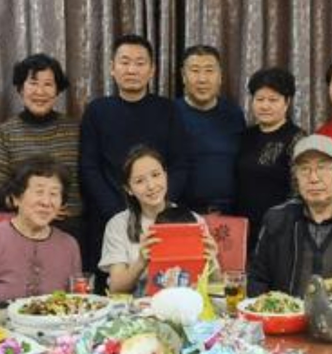 佟丽娅带儿子回老家聚会，素颜出镜肤白惊人，朵朵稳坐C位超乖巧