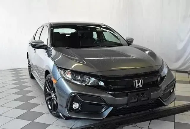 本田“出大招”，双尾翼+熏黑大轮毂，两厢版思