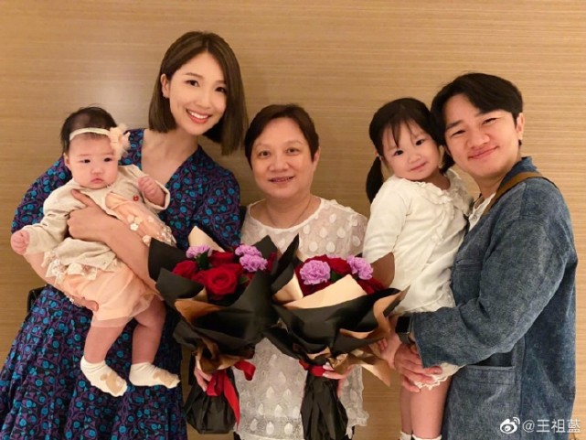 李亚男赞女儿拍照似专业模特，2岁天韵眯眼甜笑越长越漂亮