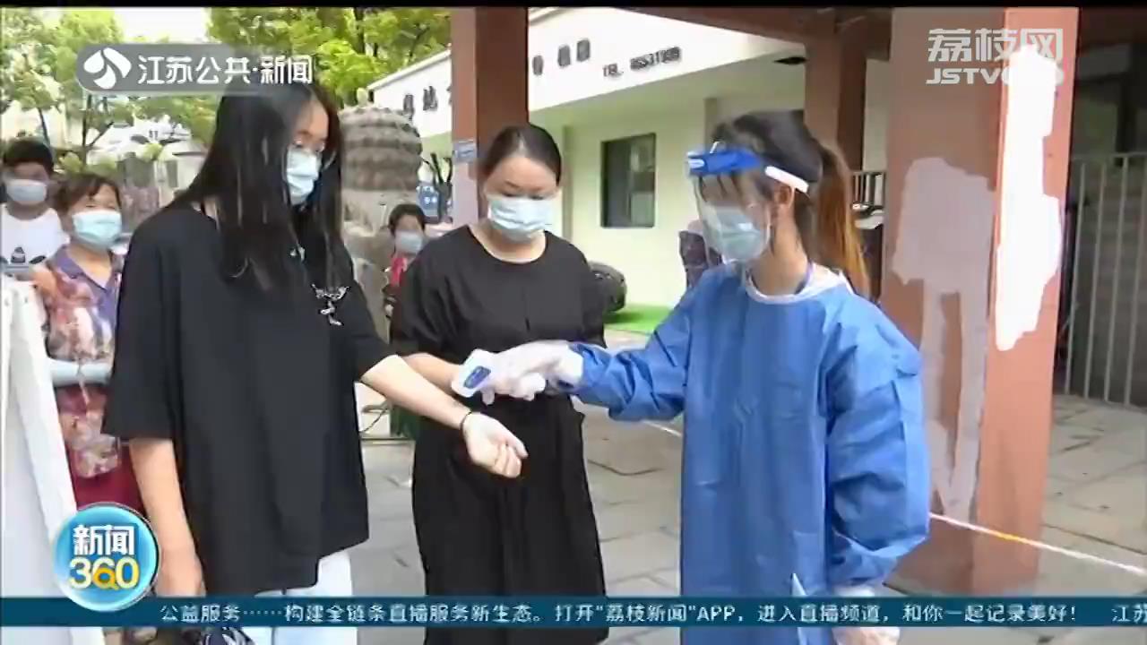 扬州：祖孙见面不相识 只因身穿防护服，同是抗疫志愿者