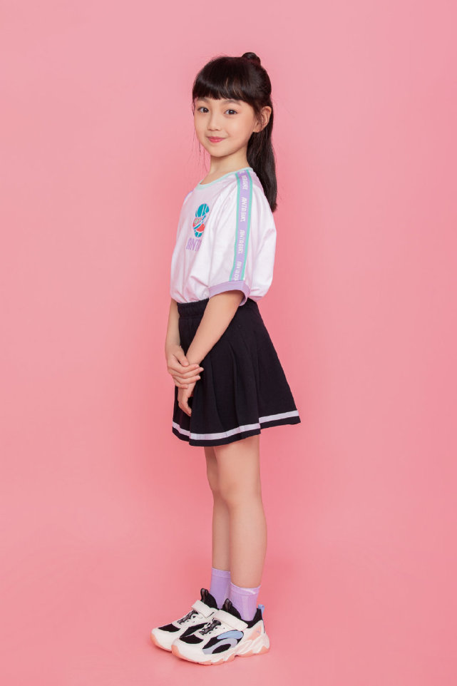 小山竹近照變化大，長高變瘦美到認不出了，打扮清新俏皮宛如仙女