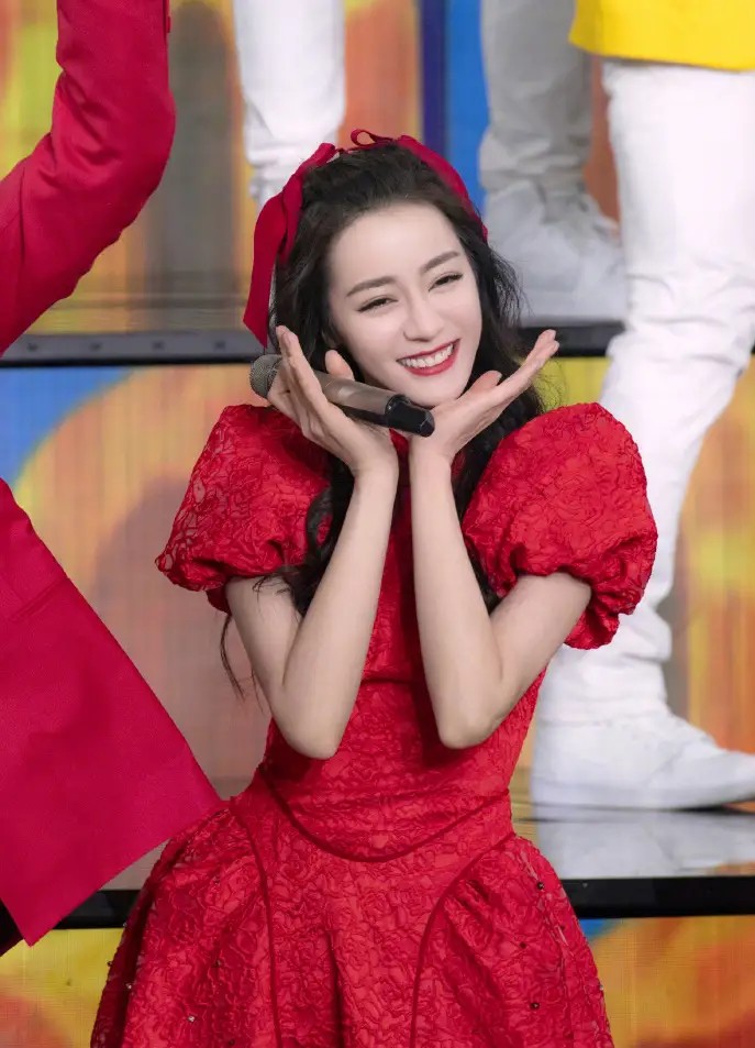 春晚4个小插曲：倪妮借大牌衣服不敢摘标签，王