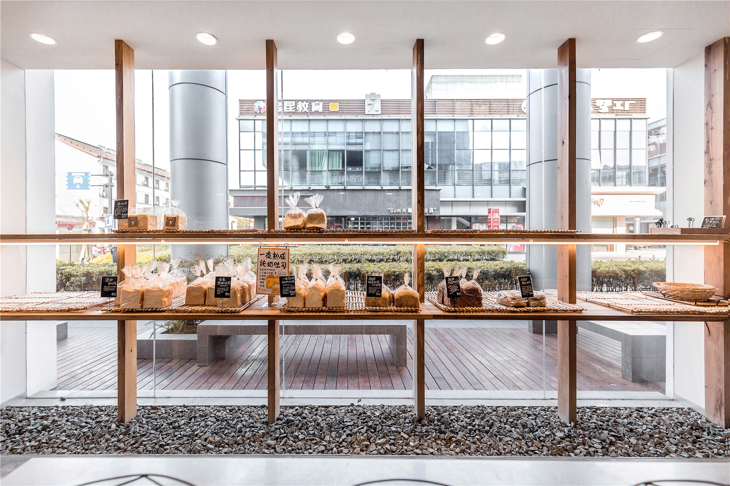 合肥面包店装修 温暖的日系面包店 在暖调里感受奶油面包的香味