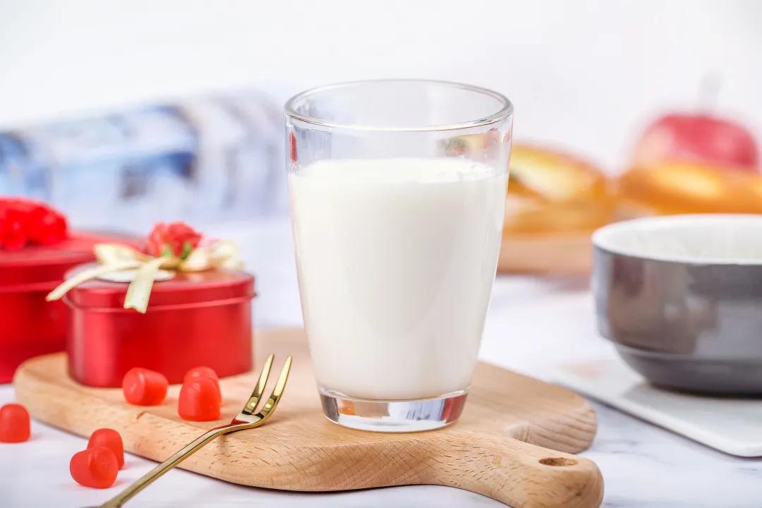 牛奶帶包裝加熱，會造成慢性中毒？ 用哪種加熱方法才最合適？