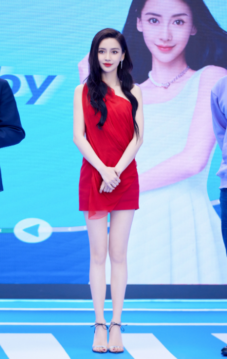 红裙|Baby一袭红裙出席活动 优雅迷人,惹得粉丝阵阵尖叫