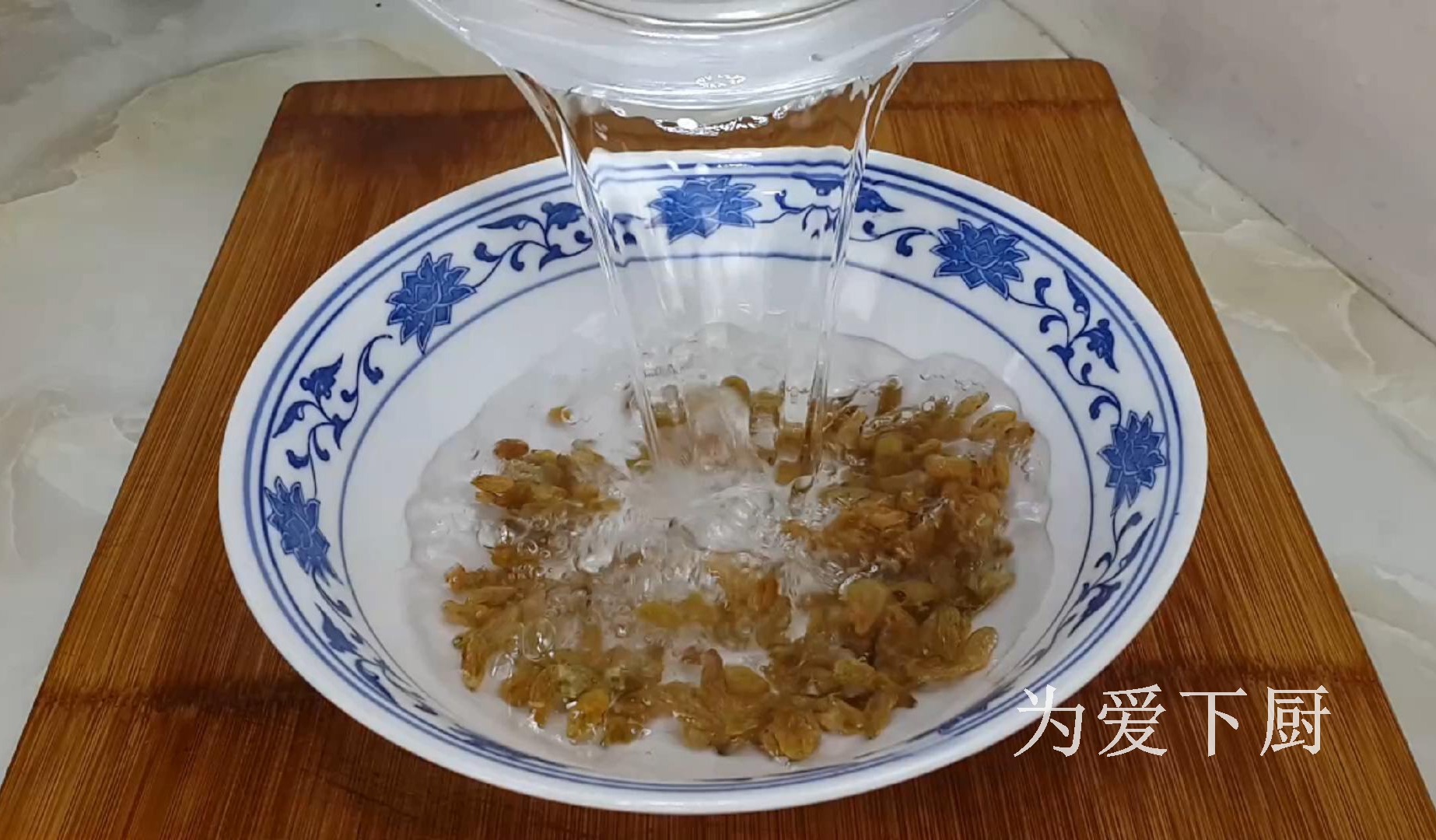 The glutinous rice flour is delicious. Add half a bowl of red beans. It is soft and sweet and more comfortable than cake.