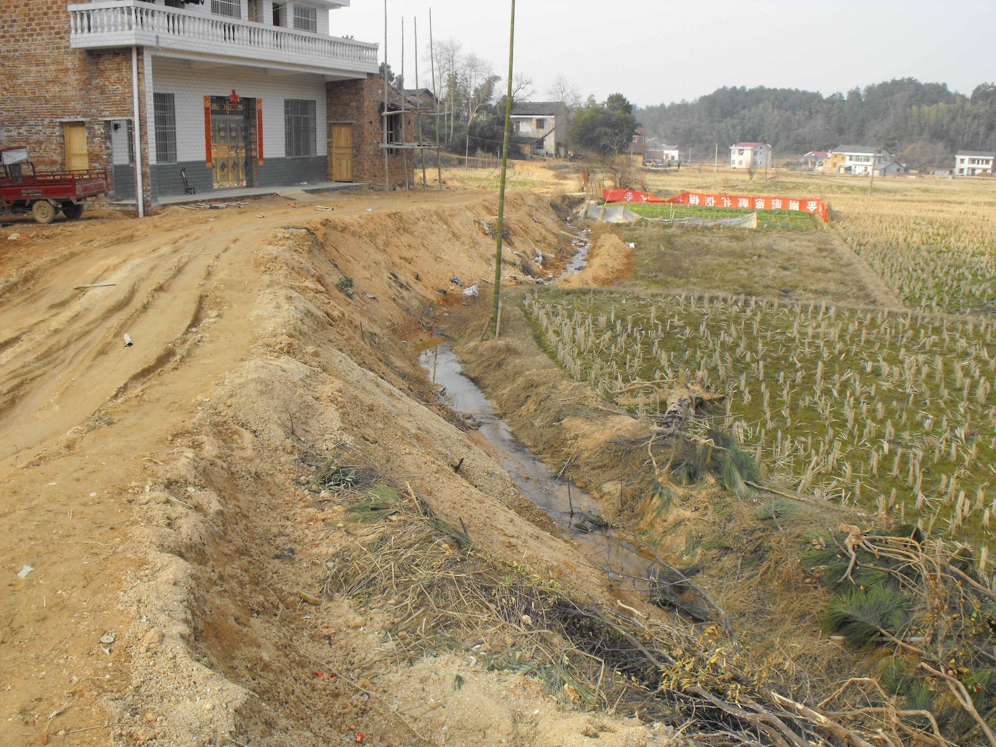 农村土地上三大建房行为要被追责，两类住房将拆除，农民需要注意