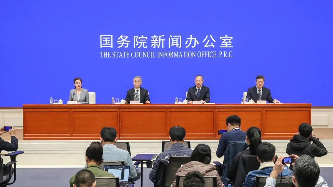 国务院政策吹风会：建筑企业资质类别和等级压减三分之一以上