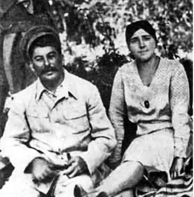 88年前斯大林妻子用手枪自杀，卧室仅留下遗信和几束白玫瑰