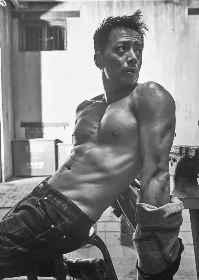 李健肌肉照上热搜46岁的身材变化令人吃惊靠健身“冻龄逆生长”