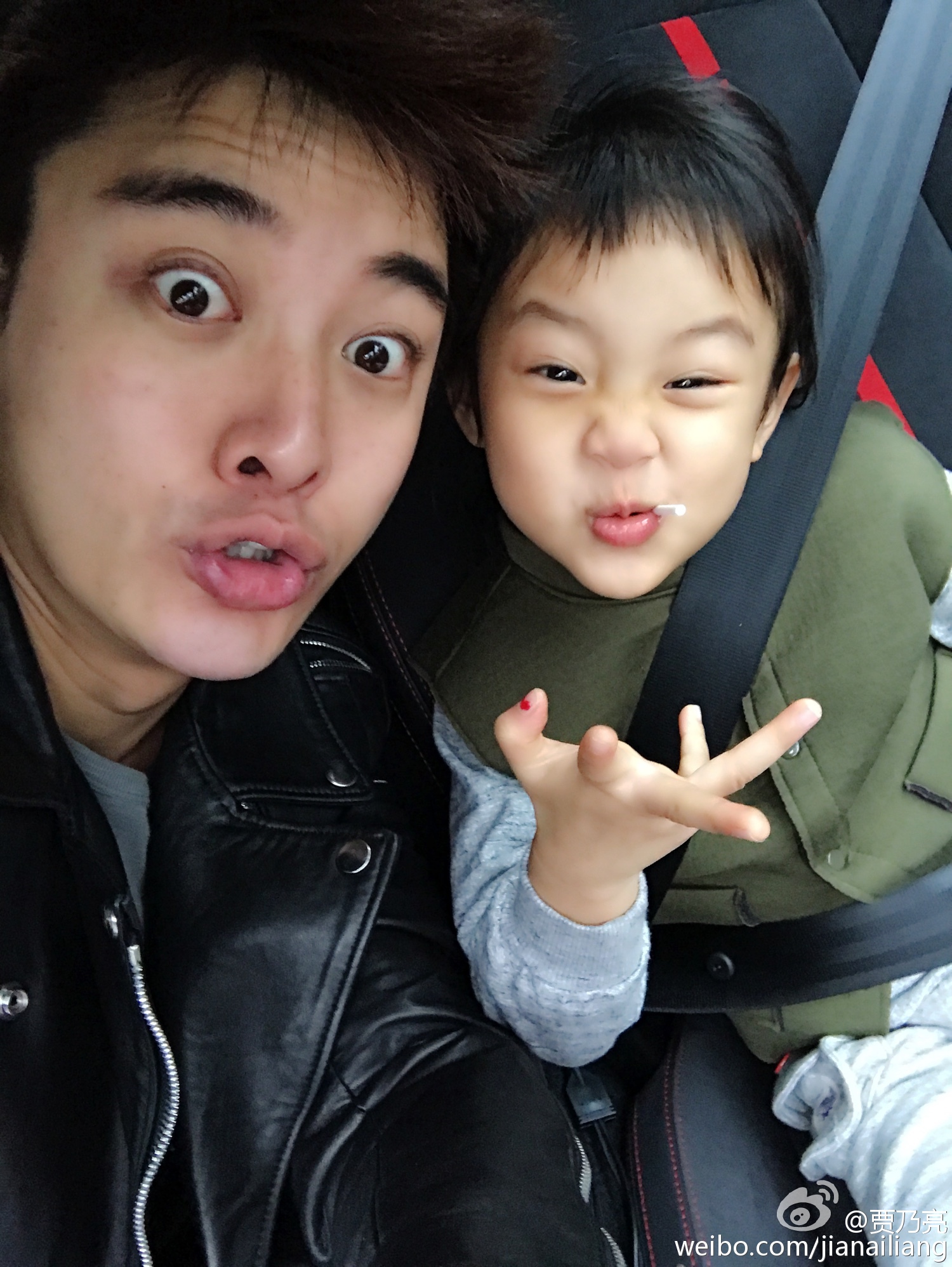 李小璐曬與女兒同框，甜馨戴漁夫帽文靜淑女，越來越有女神範兒