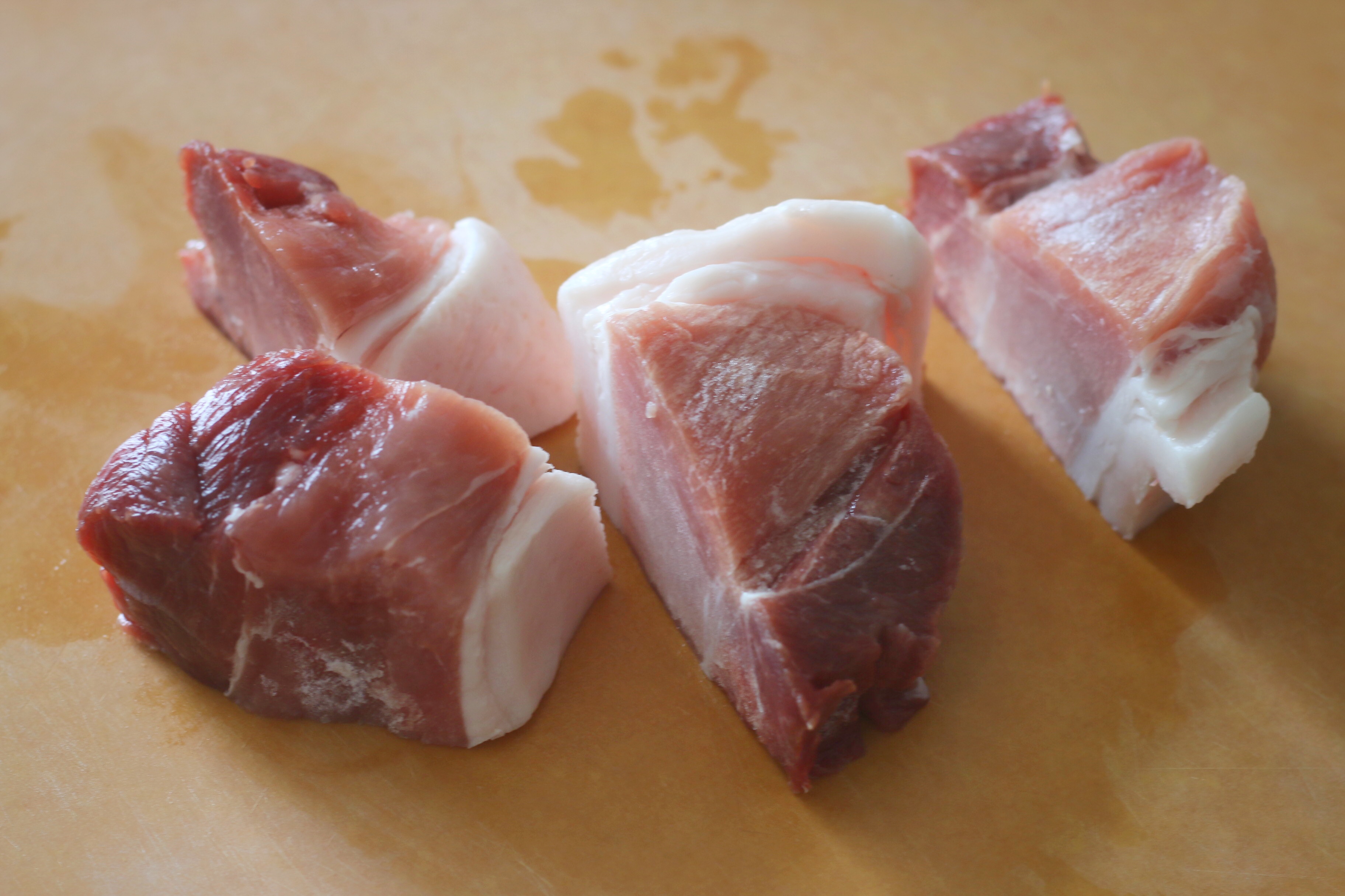 猪肉降到9块，烙几个火烧，卤1锅肉，剁碎一夹，太香了