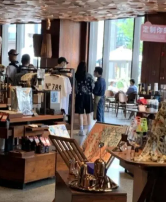 张智霖夫妇穿情侣装吃火锅，袁咏仪面色粉润，49岁脸部生图绝了