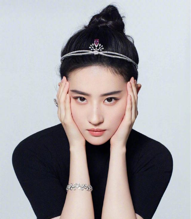 Liu Yifei hugged a puppy to shoot a blockbuster commercial, velvet shape with a top hat, noble temperament and beauty into a wealthy daughter