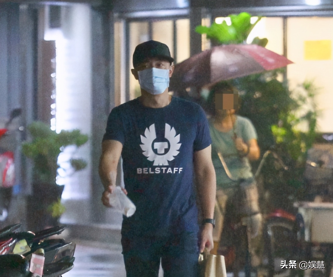 林心如回应与霍建华街头吵架：只是意见不同，脸上是雨水不是泪水